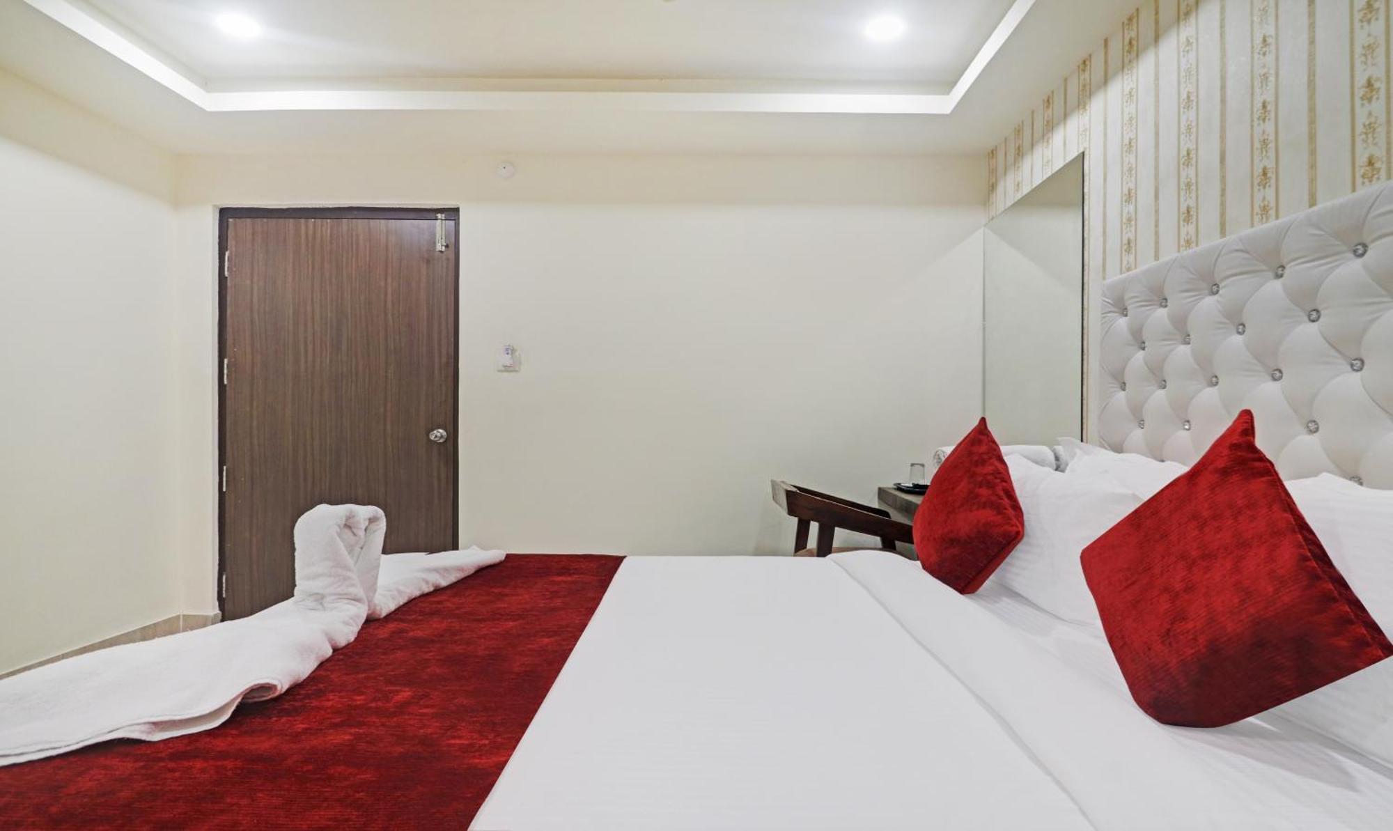 Hotel Bright Airport Zone Шамшабад Екстериор снимка
