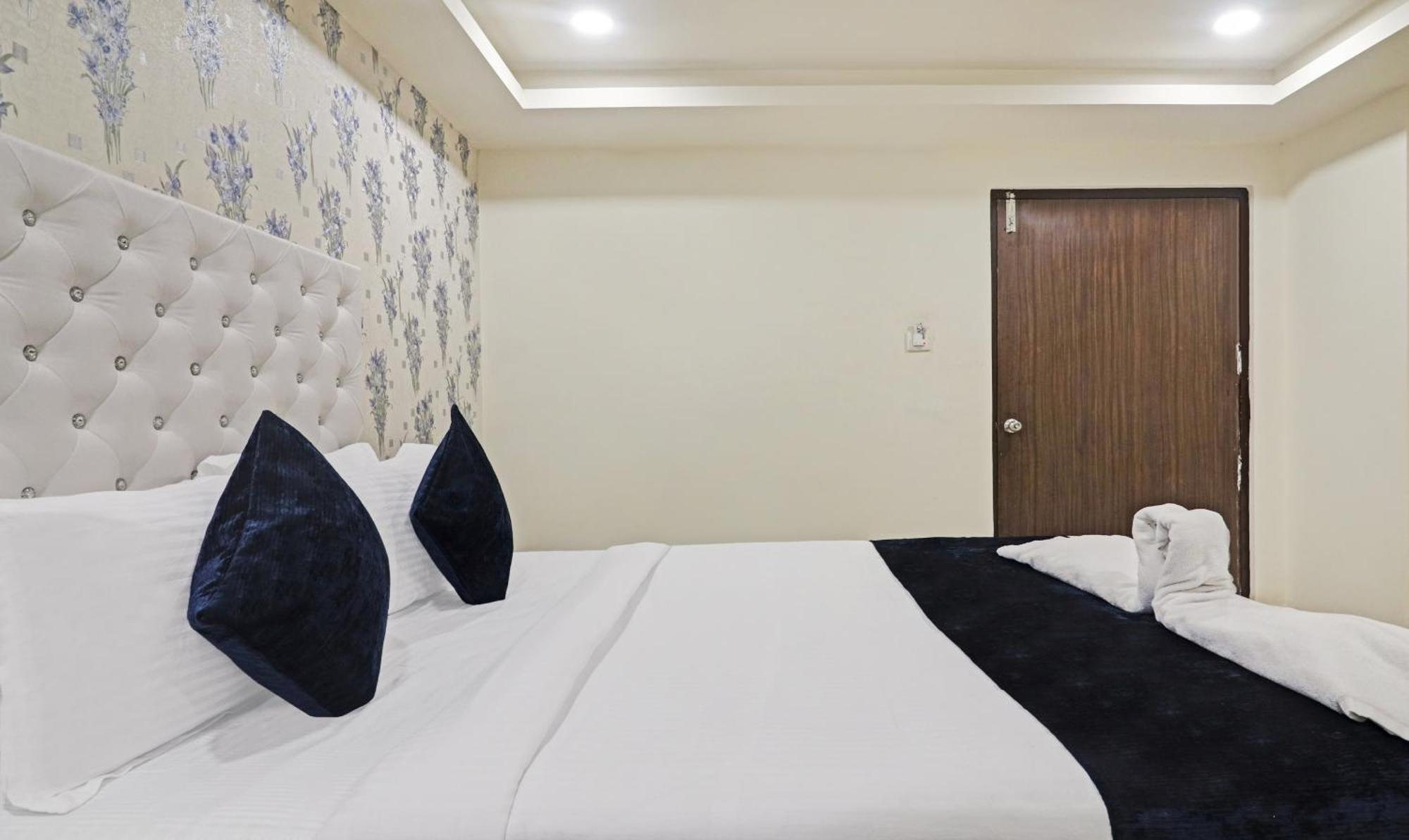 Hotel Bright Airport Zone Шамшабад Екстериор снимка